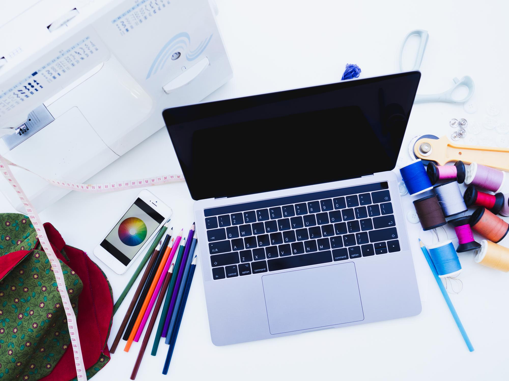 Set da lavoro con macchina per ricamo e laptop